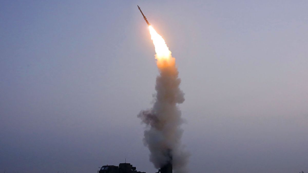 KLDR stupňuje tlak, odpálila novou protiletadlovou raketu